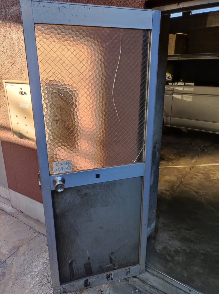 倉庫ガラスドアの霞ワイヤーガラス割れ（施工前）