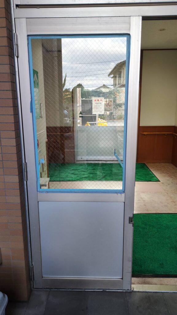 防府市の網入りガラス交換後