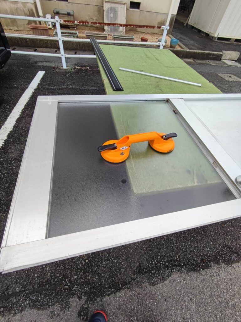 北九州市小倉北区 浴室開きドアガラス交換修理