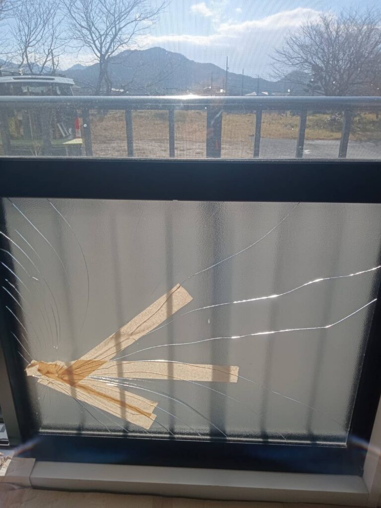 防府市の型板ガラス交換前