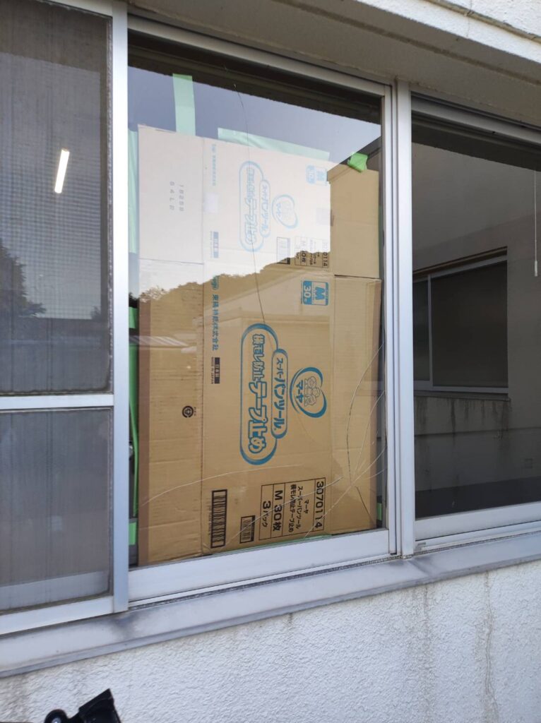 防府市の透明ガラス交換前