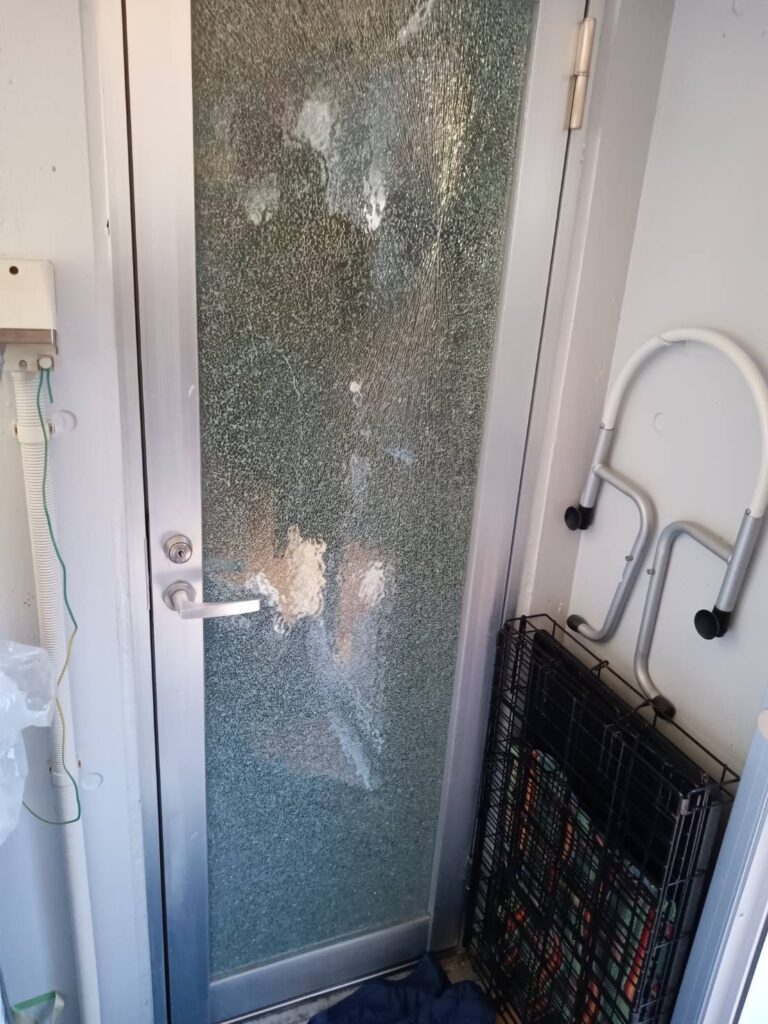 勝手口ドアの脱着とガラス交換作業