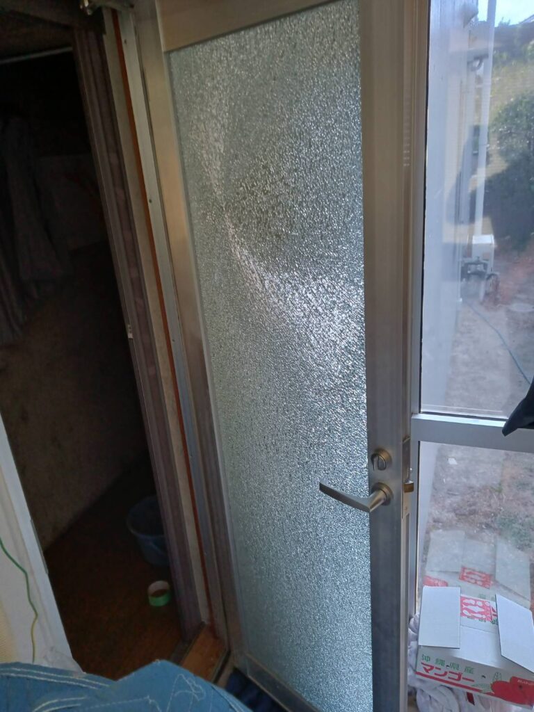 強化ガラスが割れた時の養生：テープで全面を押さえる