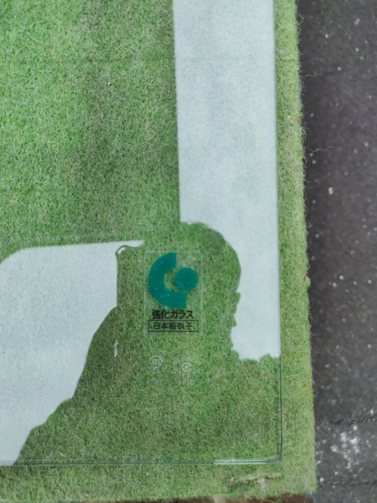 強化ガラスのラベル表示：右下にメーカー名や強化ガラス表示がある例