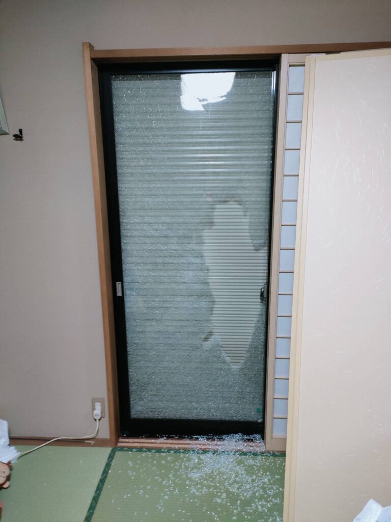 強化ガラスの割れ方：全面に細かい亀裂が入り粒状に崩れる