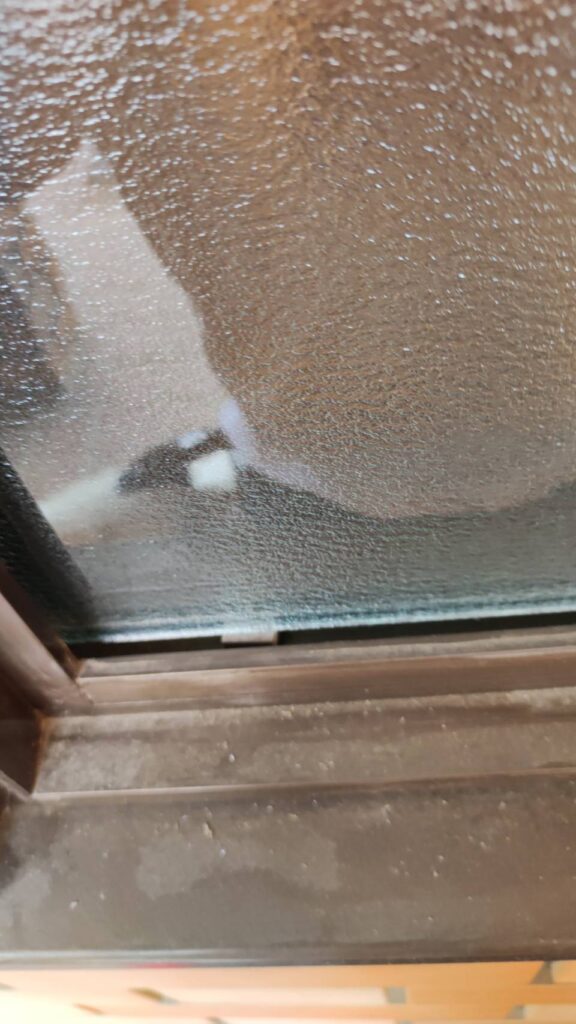 FIX窓へガラスを入れ込む作業（吸盤使用）