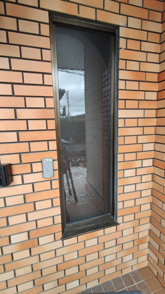 セッティングブロック挿入でガラス位置を安定化