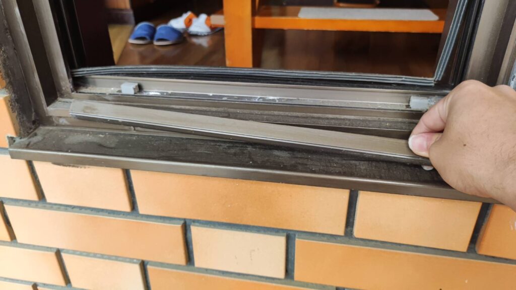 防府市自由ケ丘 FIX窓ガラス割れ修理（施工前）