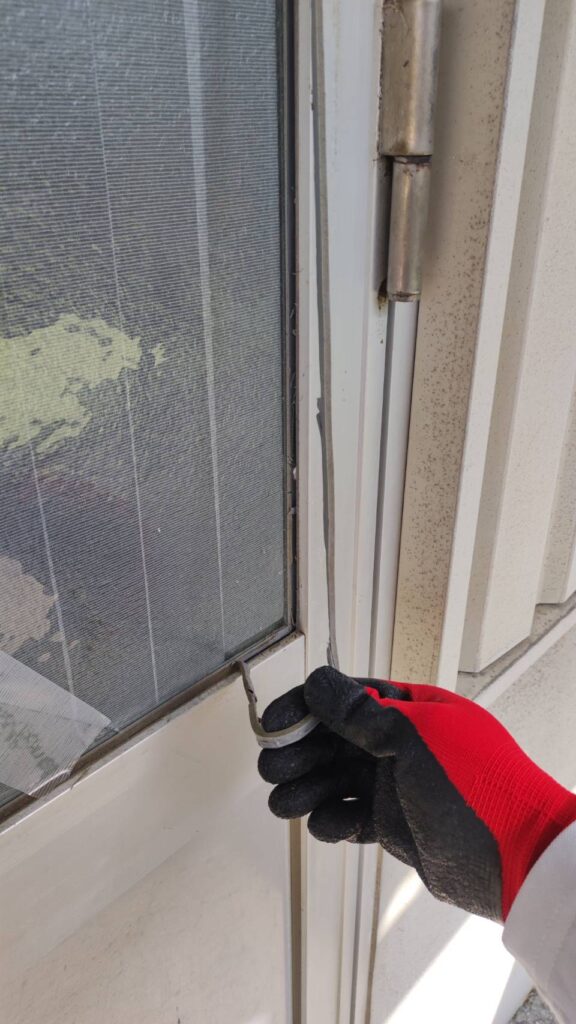 防府市三田尻の店舗ドアガラス交換修理 コーキング撤去作業