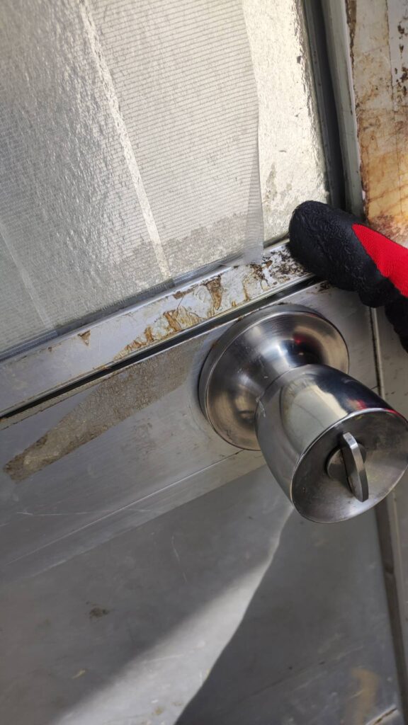 防府市三田尻の店舗ドアガラス交換修理 押し縁取り外し作業