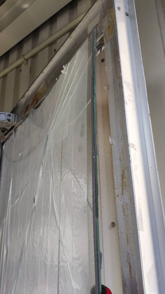 防府市三田尻の店舗ドアガラス交換修理 割れたガラス撤去