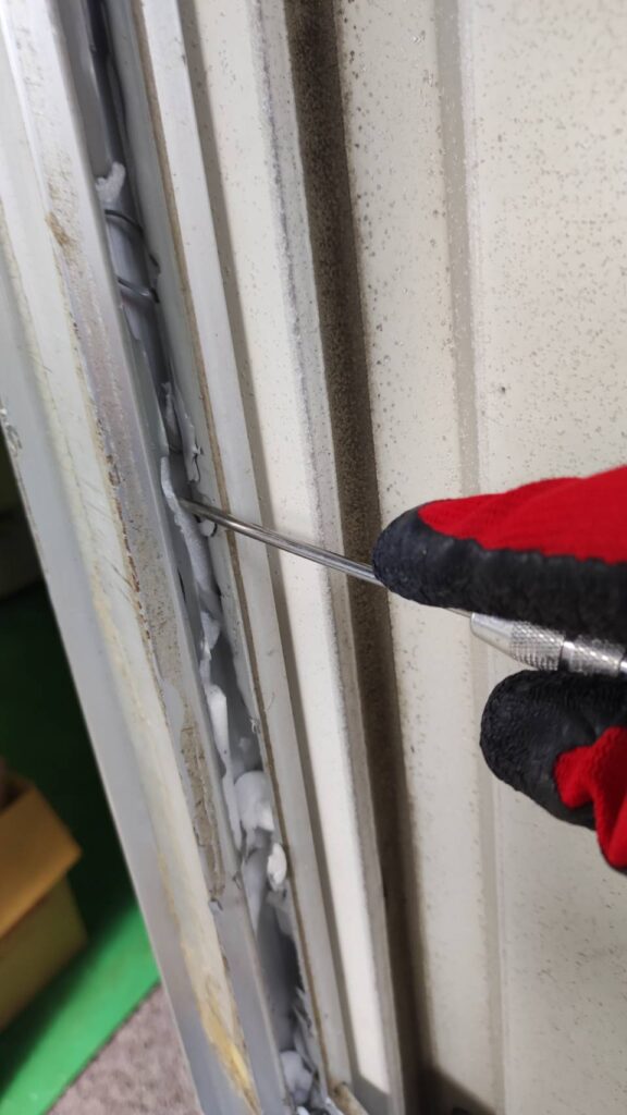 防府市三田尻の店舗ドアガラス交換修理 枠内清掃作業
