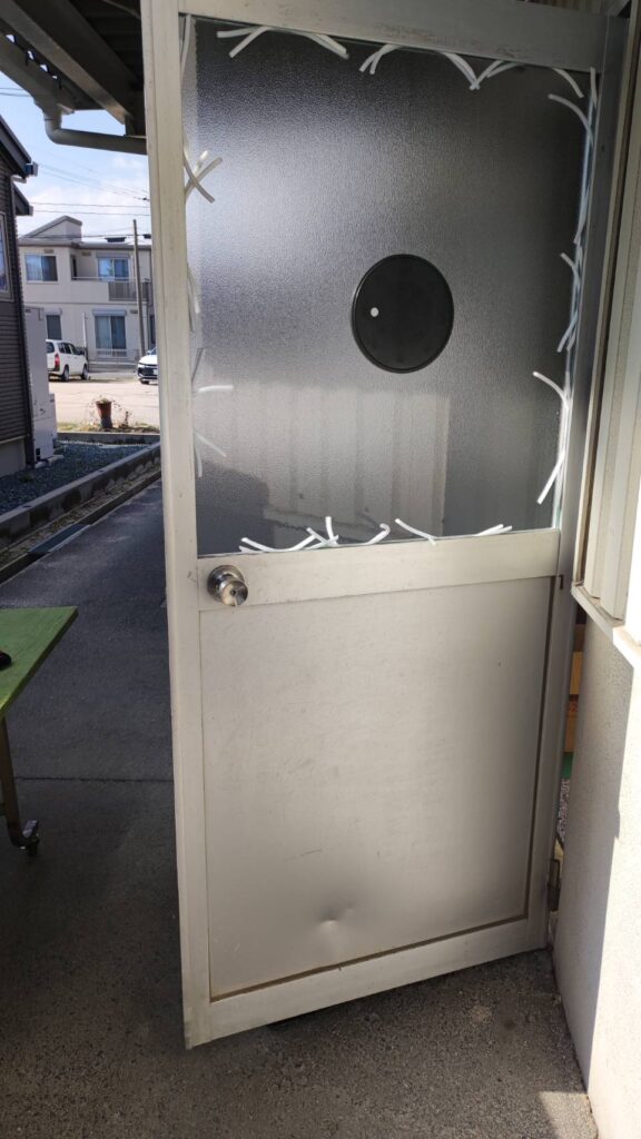 防府市三田尻の店舗ドアガラス交換修理 現場ガラスカット