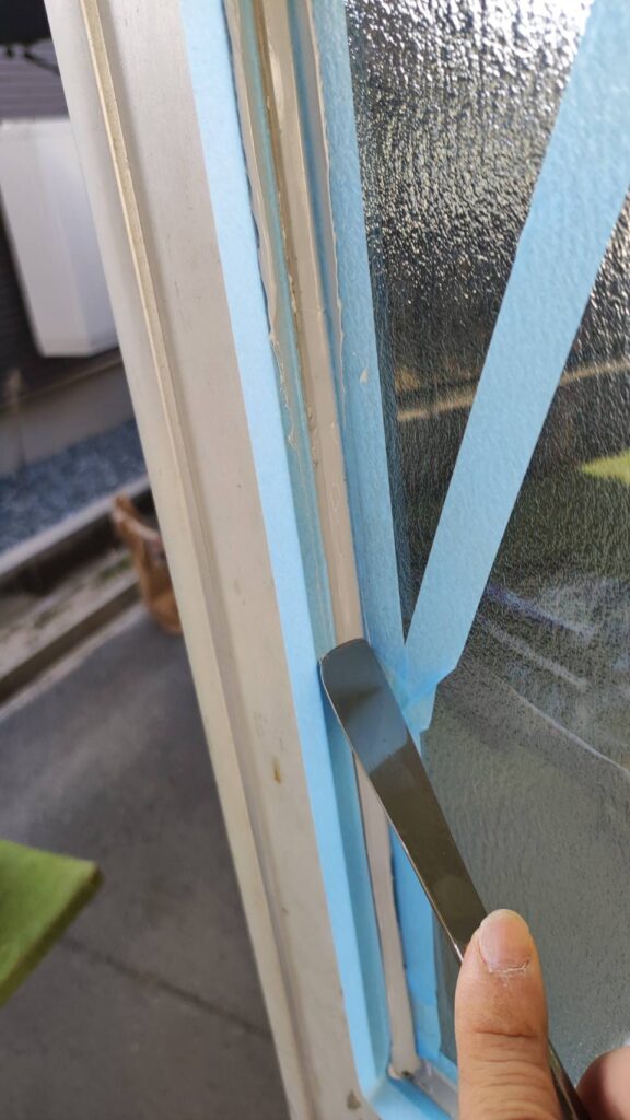 防府市三田尻の店舗ドアガラス交換修理 コーキング仕上げ