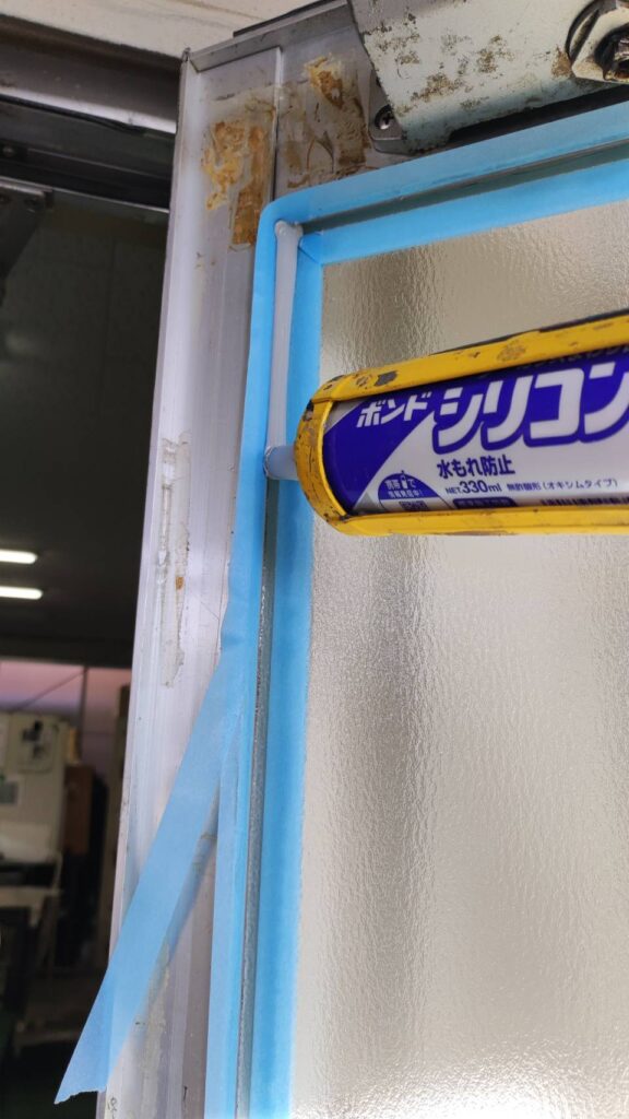 防府市三田尻の店舗ドアガラス交換修理 マスキングとコーキング準備