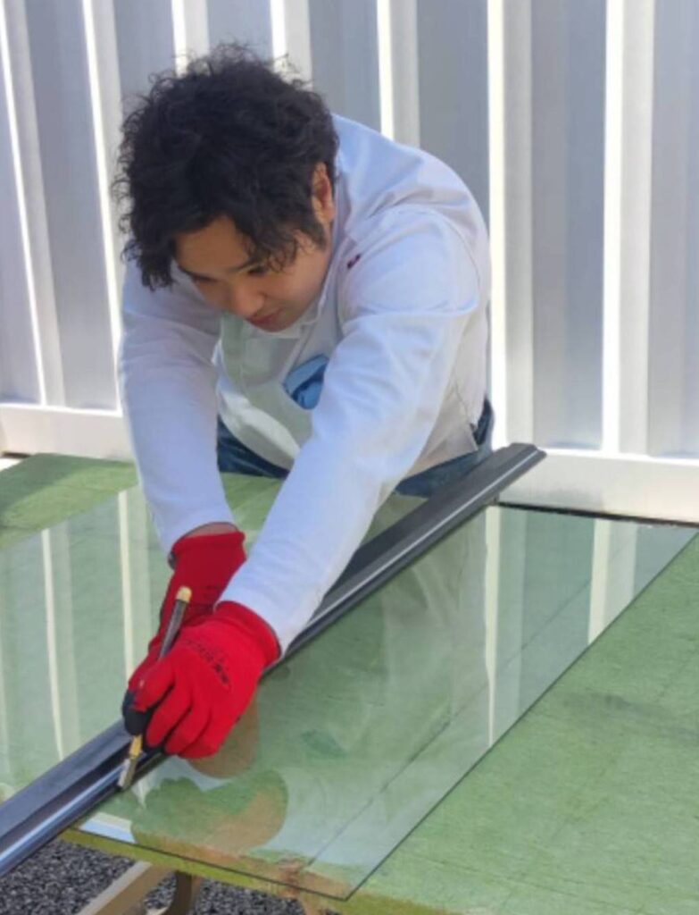 実際のガラス交換作業の様子